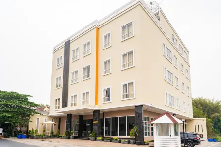 RedDoorz Plus Near Teras Kota 3