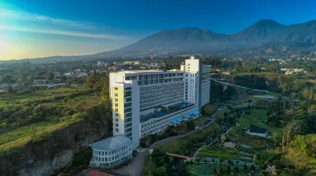 Le Eminence Puncak Hotel Convention & Resort Отели рядом с достопримечательностью «Botanic Garden Cibodas»