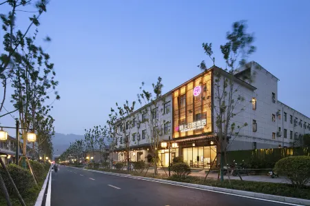 Weshang Light Residence Hotel (dengfengSongshan Shaolin Temple Scenic Spot) Отели рядом с достопримечательностью «Zhengzhou University College of Physical Education (Dengfeng Campus)»