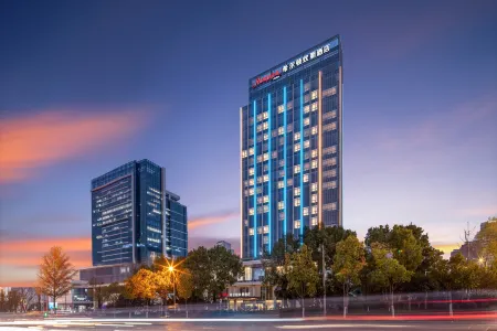 Hampton by Hilton Wuhan Jingkai Отели рядом с достопримечательностью «Jiuzhen Forest Park»