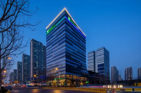 Holiday Inn Express Qingdao Jinshui Отели рядом с достопримечательностью «Qingdao Hengxing Vocatioanl & Technical College»