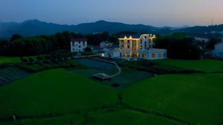 Floral Lux Hotel · Jiuhuashan Xilu Zhanyi Hotel  Отели рядом с достопримечательностью «Jiu Hua Shan Dayuan Buddhist Culture Park»