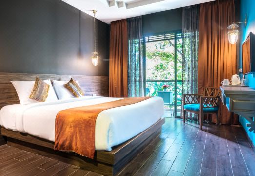 치앙콩 티크 가든 호텔의 야외 수영장 및 강변 전경