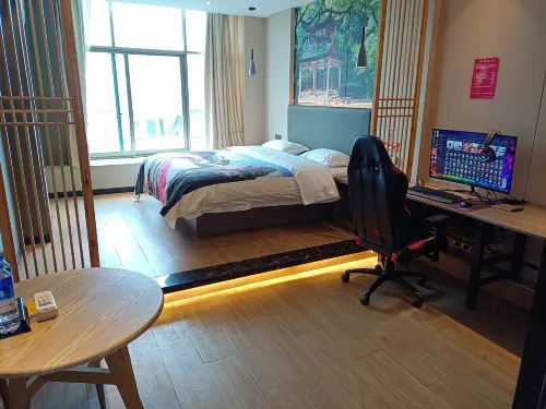 Weiai E-sports Hotel (Ningxiang Emerald Lake International Plaza)