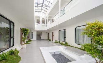Shangri-La and stop · Not late designer homestay