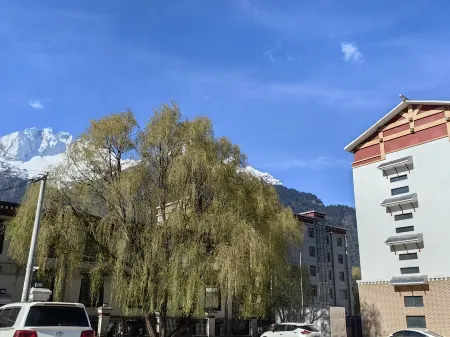 QoMoLangZong Hotel  Kayrung