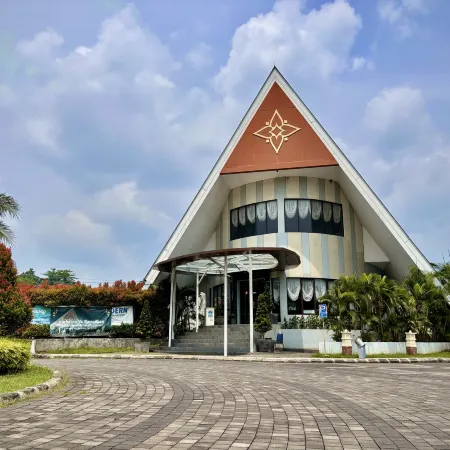 Nemuru Villa Ubud Anyer Отели рядом с достопримечательностью «Пляж Anyer»