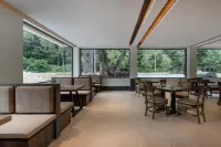 Zhuishan Mingjing Hot Spring Resort Hotel