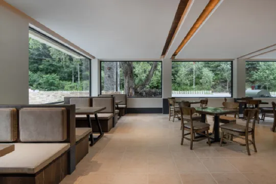 Zhuishan Mingjing Hot Spring Resort Hotel