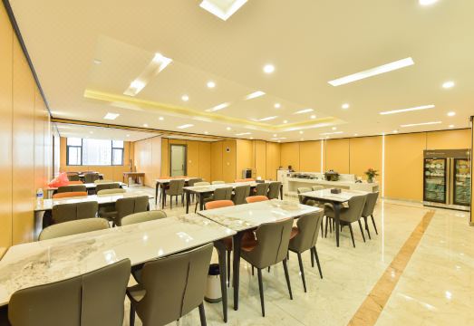 4. 펑진 호텔 (싱..
