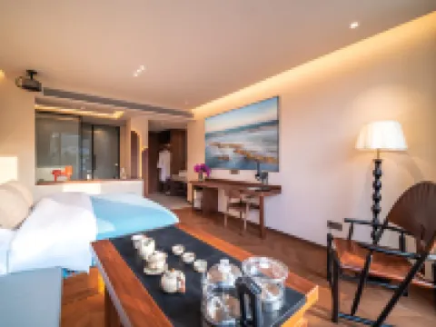 Libo Xiaoqikong Manga Rhythm: Thirteen Months Meeting in the Courtyard Hotels in Libo