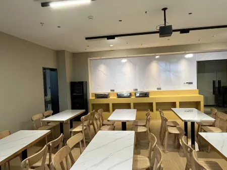 Maxaccom Future Hotel (Jiashan Guigu Technology Park Branch) Отели в г. Цзяшань