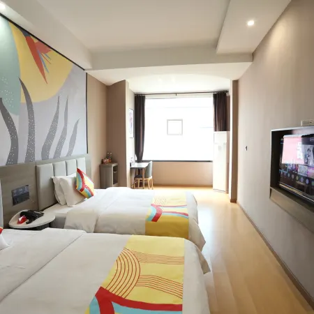Guanshan Business Hotel (Changde Shimen County Commercial Pedestrian Street)