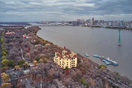 Harbin Sun Castle Resort Отели рядом с достопримечательностью «Heilongjiang Institute of Tourism Taiyangdao Campus»