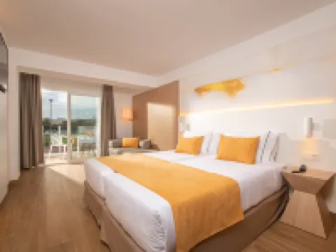 โรงแรมแอลอาซูเร โรงแรมในโยเรทเดมาร์