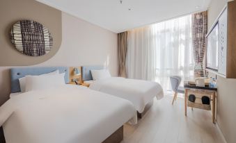 The bedroom features double beds, a large window, and a white bedspread at Homeinn · neo (Shanghai Nanjing Road Pedestrian Street Huanghe Road)