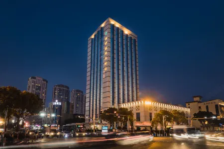 Xindu International Hotel Отели рядом с достопримечательностью «Baiyun Pavilion»