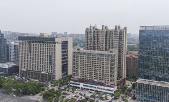 Qianxi Hotel (Zhangjiagang City Center Shopping Park)