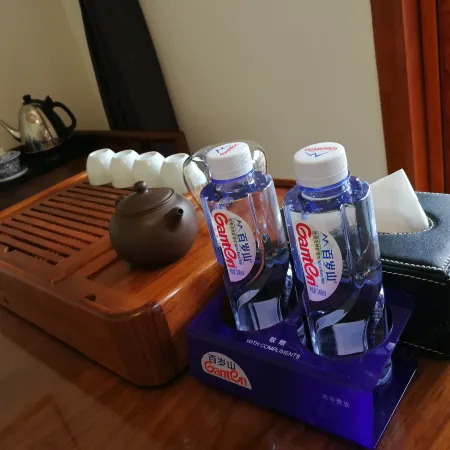 Fenghuang Qianyuan Teahouse Homestay