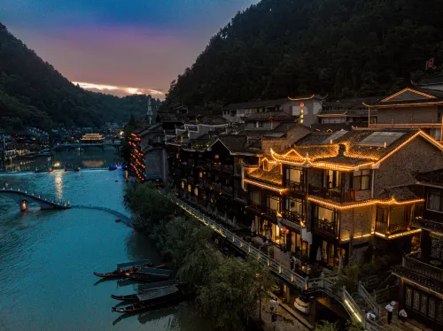 Xueqingji Yunlu River View Homestay - พร้อมอาหารเช้า