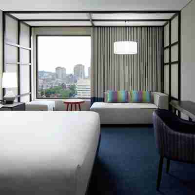 Doubletree by Hilton Montreal Rooms