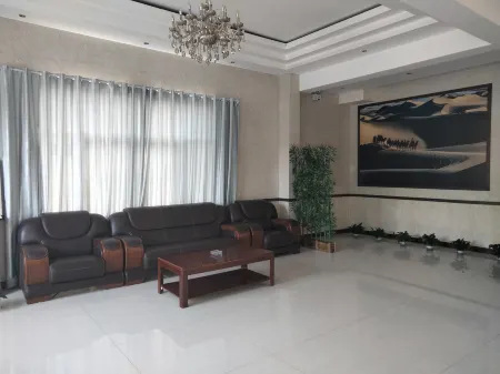 Ejin Banner Hongtai International Hotel Отели рядом с достопримечательностью «Ceke Port International Cultural Tourism Area»