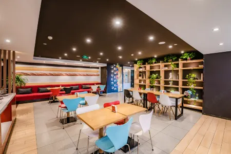 Ibis Hotel (Luoyang Baolong Square)