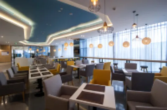 煙台萬行ホリデイ イン エクスプレスホテル 煙台のホテル