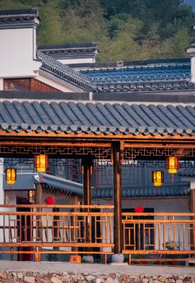 Garden Holel under the Clouds Hotels near Langqiao Passenger Transport Terminal