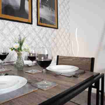 Charming 2-Bedroom Town House - Short Walk from the Station Dining/Meeting Rooms