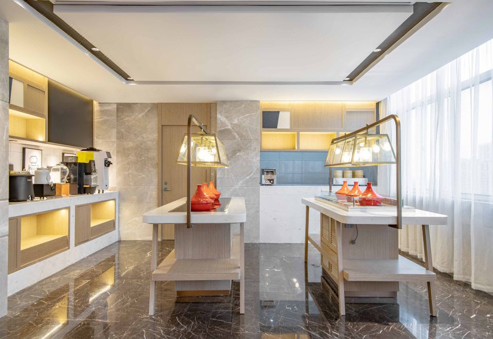 키아리아드 호텔의 현대적이고 깔끔한 내부 디자인