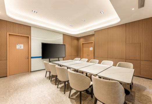 홀리데이 인 익스프레스의 모던한 객실 내부