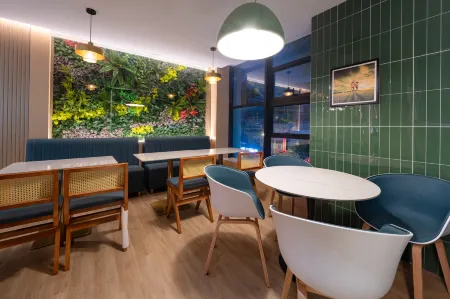 Guangzhou Kaino | AESTHETIC FASHION Design Hotel (Beijing Road West Gate Subway Station Branch) Отели рядом с достопримечательностью «Temple of the Five Immortals (Wuxian Guan)»