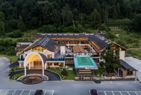 Rongzhuang Hot Spring Resort Hotel Отели рядом с достопримечательностью «Laya Waterfall»