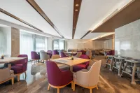 Lavande Hotel (Guiyang North High-speed Railway Station Maotai International Center) - parking