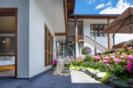 Luyee · Yunxiangguan Panoramic Guesthouse (Dashuiche, Lijiang Old Town)