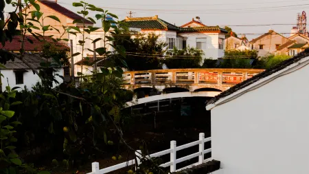 Floral Hotel · Yixing Lake Father Holds Hometown Hotel Отели рядом с достопримечательностью «Shanjuan Cave»