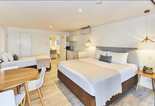 돌고래 먹이 주기 체험