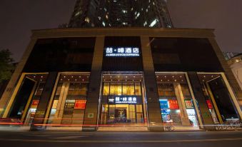 The entrance of a hotel at night, with its reflection in front and behind, is captivating at James Joyce Coffetel Hotel (Guangzhou Beijing Road Metro Station Pedestrian Street)