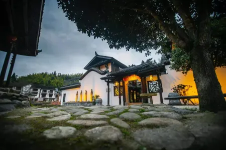 Floral Hotel·Jingning Zizaiju B&B Hotel (Yunzhong Daji Branch) Отели рядом с достопримечательностью «Yunzhongdaji»