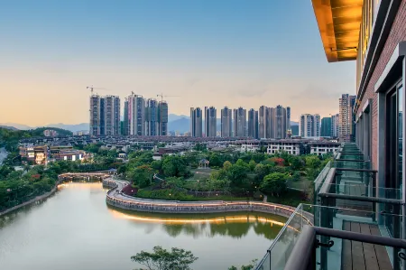 Rezen Langyue Garden Hotel Shenzhen Pingdi Liulian Subway Station Отели рядом с достопримечательностью «Caiyun Gymnasium»