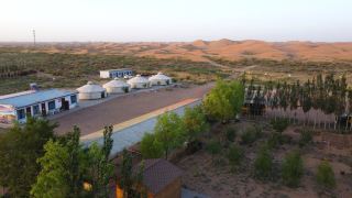 traveller-off-road-camp-in-the-tengger-desert