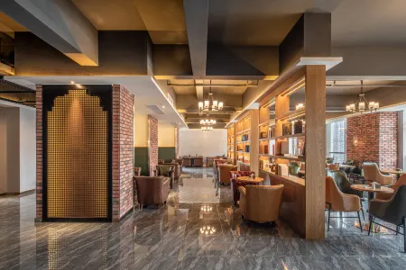 James Joyce Coffetel (Neijiang Wanda Plaza High Speed Rail North Station) Отели рядом с достопримечательностью «Zhang Daqian Memorial Hall»