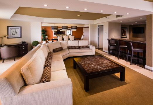 2. 힐튼 라 홀라 ..