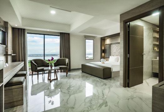 선라이즈 아벤투스 호텔 누사 두아의 모던한 로비