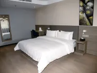 7 Days Premium Hotel (Fangcheng Renmin Road) - parking