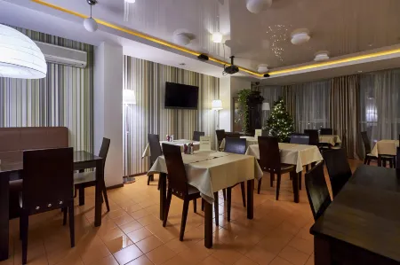 Пионер Люкс Богемия Отели рядом с достопримечательностью «Детский парк»