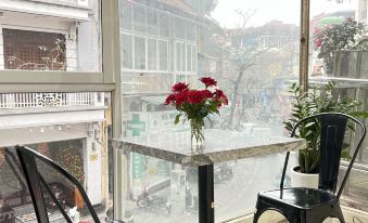 QUEEN CAFE HOTEL & PUB