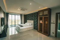 Astro Luxury: 4-6 beds Ultra Luxury Pool Villa with Daily Cleaning