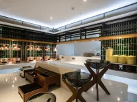 James Joyce Coffetel Hotel (Linzhang County Fenghuangcheng) - parking